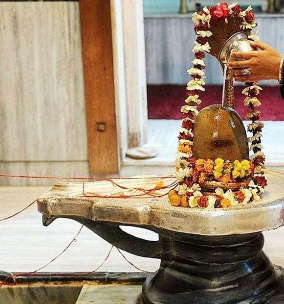 সম্পর্ক এবং দাম্পত্যে সমস্যা দেখা দিলে শিবলিঙ্গকে উৎসর্গ করুন আতর বা সুগন্ধি৷