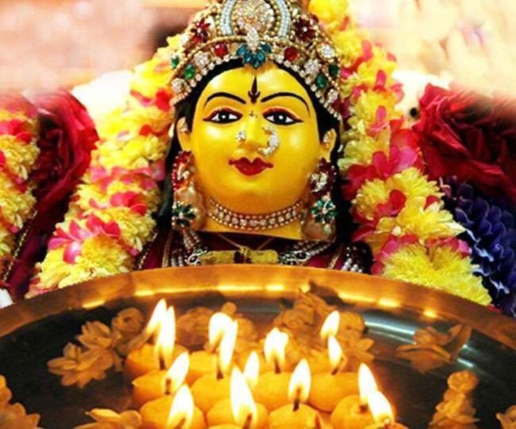 আরাধ্য দেবতাদের উদ্দেশে পুষ্পার্ঘ্যের পাশাপাশি সাজিয়ে দেওয়া হয় কুমকুম, ফুল, ফল এবং অন্যান্য দ্রব্যাদি। 