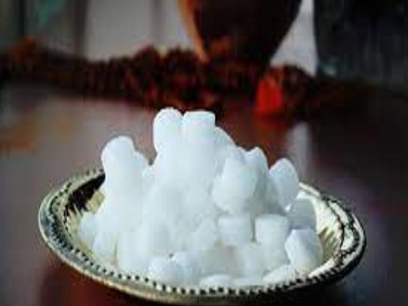 বাড়িতে শান্তি ও সুস্থিতি বজায় রাখতে রাত্রে সব কাজ হয়ে গেলে রান্নাঘরে একটি পাত্রে লবঙ্গ ও কর্পূর একসঙ্গে প্রজ্বলন করা হয়। এর ফলে চাকরিতে পদোন্নতি ত্বরান্বিত হয়।