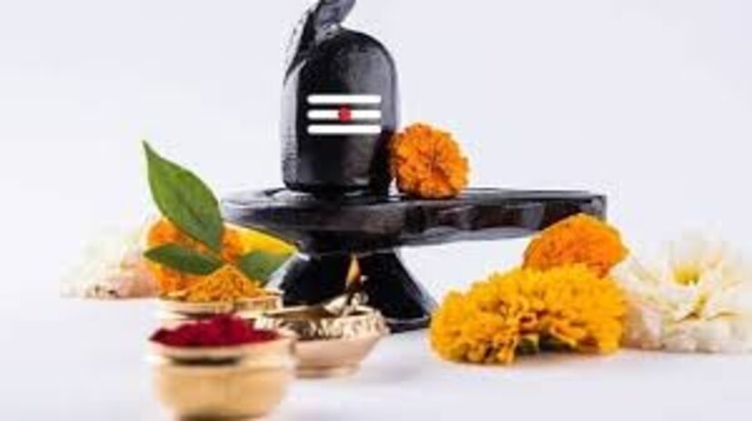 শ্রাবণ শিবরাত্রিতে উপবাস ব্রত পালন করে মহাদেবের মাথায় জল ঢালেন পুণ্যার্থীরা। অনেক ভক্তই কোনও তীর্থস্থান থেকে আনা গঙ্গাজল দিয়ে জলাভিষেক করেন মহাদেবের।