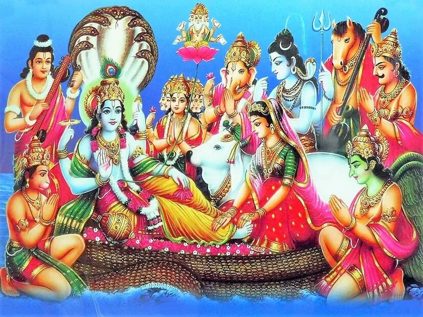 প্রজ্বলিত ধূপকাঠি, বাড়িতে তৈরি মিষ্টান্ন, পাঁচরকম ফল, তুলসিপাতা এবং পঞ্চামৃত নিবেদন করা হয়। মন্ত্রোচ্চারণে আরাধনা করা হয় বিষ্ণুর।