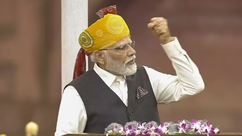 ভারতের ৭৭তম স্বাধীনতা দিবস উদযাপনে গোটা দেশ। এই উপলক্ষে সেজে উঠেছে লালকেল্লা। তাঁর ভাষণে আজ প্রধানমন্ত্রী নরেন্দ্র মোদির বার্তায় ফের উঠে আসে উত্তর পূর্বের পরিস্থিতি। মণিপুরকে পাশে থাকার বার্তা দেন মোদি।
