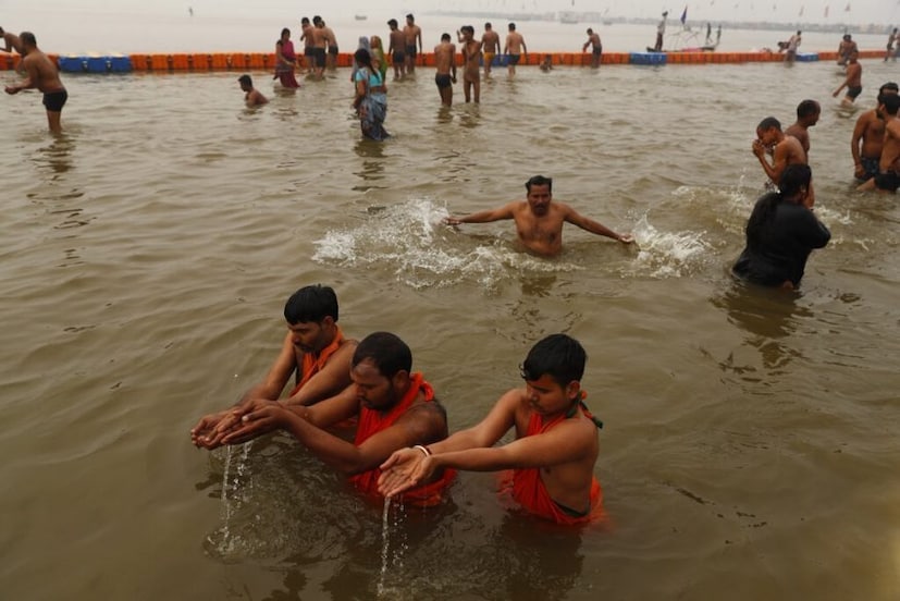 শ্রাবণ সংক্রান্তিতে পুণ্যার্থীরা ব্রহ্ম মুহূর্তে ঘুম থেকে অবগাহন মুহূর্তে সূর্যদেবের পুজোপাঠ করেন৷ স্তোত্র পাঠ করে তামার পাত্রে জল উৎসর্গ করা হয় সূর্যদেবের প্রতি৷