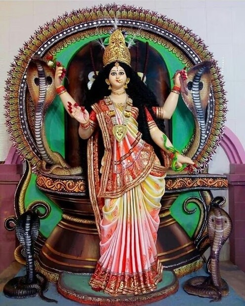 নদীমাতৃক বাংলার ঘরে ঘরে আজ পালিত হয় মনসাপুজোর পার্বণ৷ প্রধান পূর্ববঙ্গের রীতি হল শ্রাবণ সংক্রান্তিতে দেবী মনসার উপাসনা৷ উপবাস ব্রত পালন করে দুধ এবং কলা উৎসর্গ করে পুজো করা হয় দেবীর৷ পুজো সমাপনে সাত্তিক আহারে উপবাস ভঙ্গ করেন ব্রতীরা৷