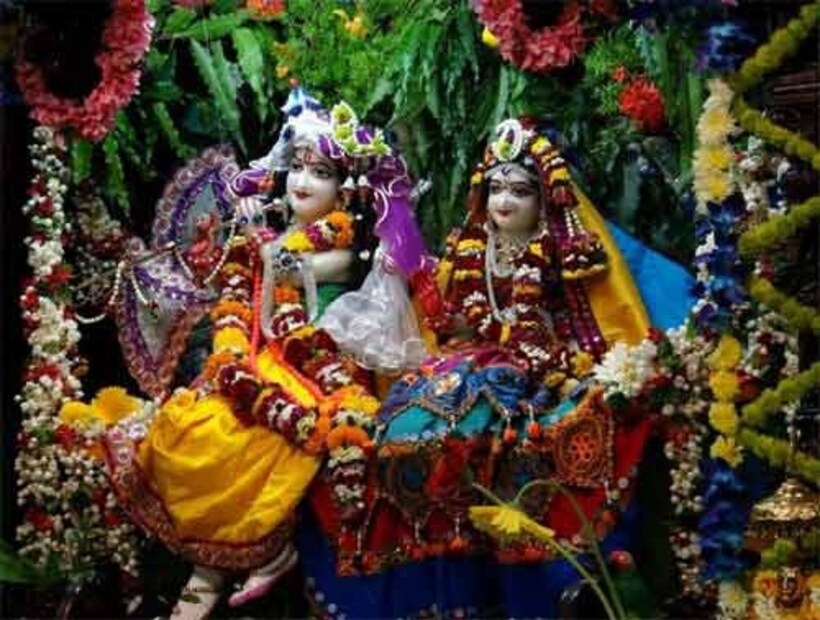 বিশুদ্ধ সিদ্ধান্ত পঞ্জিকা অনুসারে এ বছর একাদশী তিথি শুরু হচ্ছে ২৬ অগাস্ট, শনিবার। সেদিন রাত ১২.১০ মিনিটে শুরু হচ্ছে একাদশী। 
