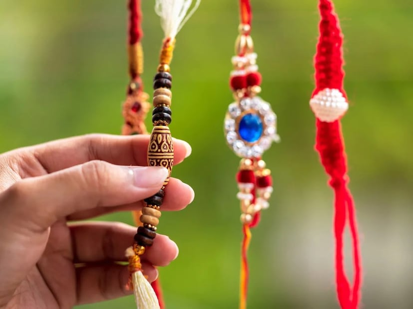 কালো রঙের রাখি বা কালো সুতোয় গাঁথা রাখি কিনতে নিষেধ করেছেন জ্যোতিষী ভাট। তাঁর মতে এতে সংসারের অশুভ হয়।