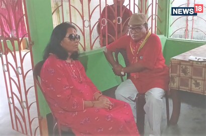 প্রাক্তন তৃণমূল বিধায়ক মিতালি রায়ের বাড়িতে সিপিএম প্রার্থী ঈশ্বরচন্দ্র রায়৷ 