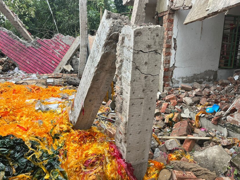 এগরার পরে এবার উত্তর ২৪ পরগণার দত্তপুকুরের নীলগঞ্জ৷ নীলগঞ্জে বেআইনি বাজি কারখানায় ভয়াবহ বিস্ফোরণে কমপক্ষে ৮ জনের মৃত্যুর আশঙ্কা৷ 