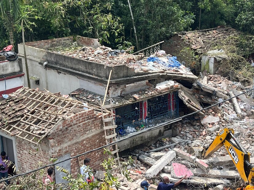 স্থানীয় সূত্রের খবর, রবিবার সকাল ১০টা ভয়াবহ বিস্ফোরণের শব্দ শুনতে পান বারাসতের নীলগঞ্জ এলাকার বাসিন্দারা৷ এলাকার খুদে নামের এক বাজি ব্যবসায়ীর কারখানায় এই বিস্ফোরণ হয় বলে জানা গিয়েছে৷ স্থানীয় সূত্রের খবর, রবিবার সকাল ১০টা ভয়াবহ বিস্ফোরণের শব্দ শুনতে পান বারাসতের নীলগঞ্জ এলাকার বাসিন্দারা৷ এলাকার খুদে নামের এক বাজি ব্যবসায়ীর কারখানায় এই বিস্ফোরণ হয় বলে জানা গিয়েছে৷ 