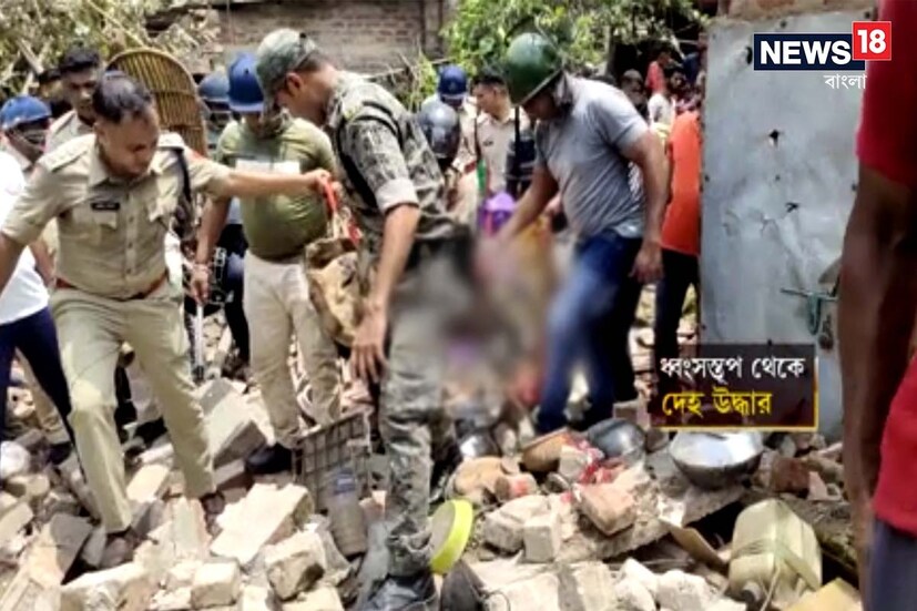 রবিবার দত্তপুকুরের বেআইনি বাজি কারখানায় ভয়াবহ বিস্ফোরণ হল। সেই ঘটনায় কমপক্ষে আটজনের মৃত‍্য হয়েছে। তবে, মৃতের সংখ্যা আরও বাড়তে পারে। আপাতত উদ্ধারকাজ চলছে।