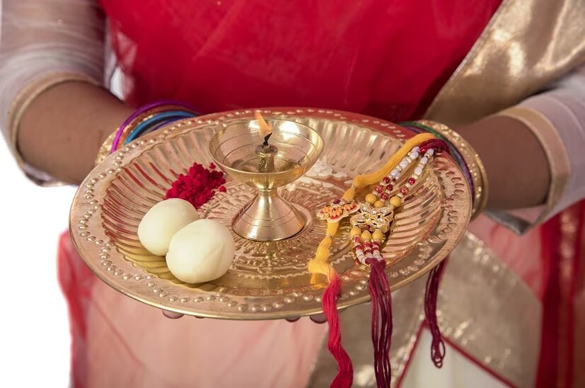 চন্দন হল মন শান্ত করার প্রতীক৷ ভাইয়ের কপালে চন্দনের তিলক এঁকে দিলে ভগবান বিষ্ণু ও গণেশের আশীর্বাদ পাওয়া যায় বলেই বিশ্বাস৷