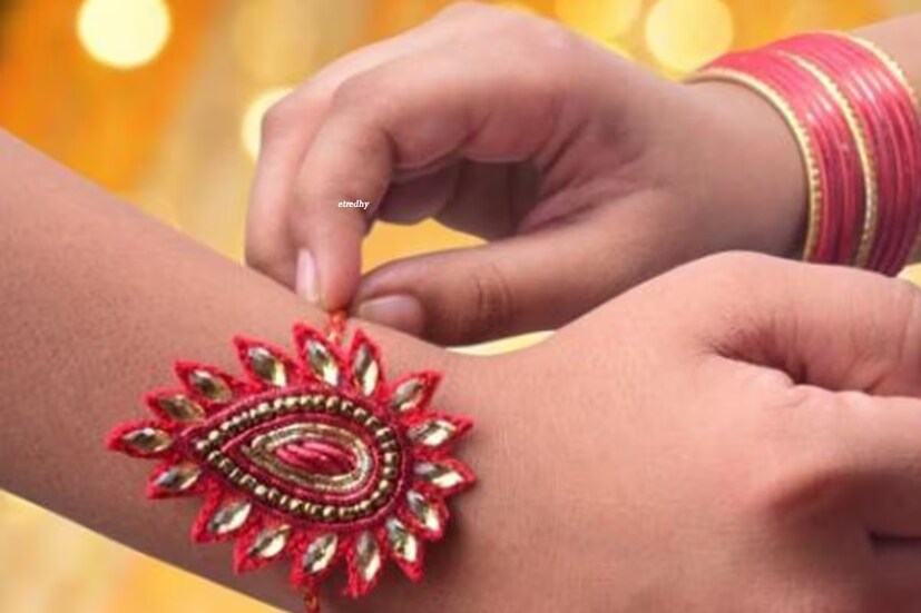 মকররাশির জাতক একইসঙ্গে বাস্তববাদী ও শৃঙ্খলাপরায়ণ৷ তাঁদের স্থিতাবস্থা ও বিশ্বাসযোগ্যতার চিহ্ন হল খয়েরি বা বাদামি৷ তাই রাখি কিনুন এই রঙেরই৷