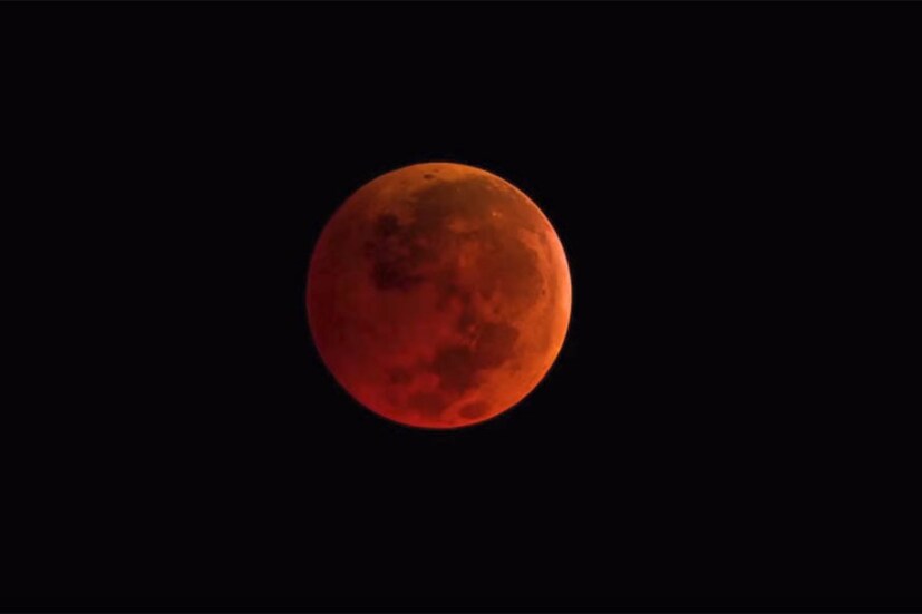 উপবৃত্তাকার পথে পৃথিবীকে প্রদক্ষিণ করার সময় কোনও কোনও চাঁদ কখনও পৃথিবীর কাছে চলে আসে। কখনও আবার দূরে অবস্থান করে।