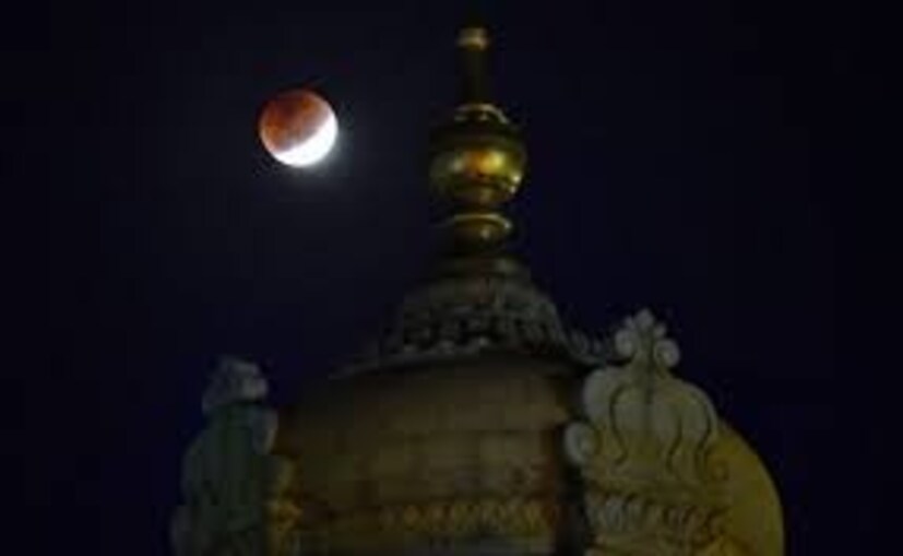 অনুসূর অবস্থানে পূর্ণিমা হলে চাঁদকে পৃথিবী থেকে দেখতে অনেক বড় মনে হয়। সেই চাঁদকে বলা হয় সুপারমুন। এক মাসে দু’বার পূর্ণিমা হলে তখন তার বিরলতা বোঝাতে বলা হয় ব্লু মুন। চাঁদের রং কিন্তু নীল হয় না, সাদাই থাকে।