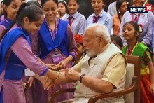 প্রধানমন্ত্রীর হাতে রাখি পরালেন খুদে পড়ুয়ারা... দিল্লির স্কুলে মোদিকে ঘিরে উৎসব