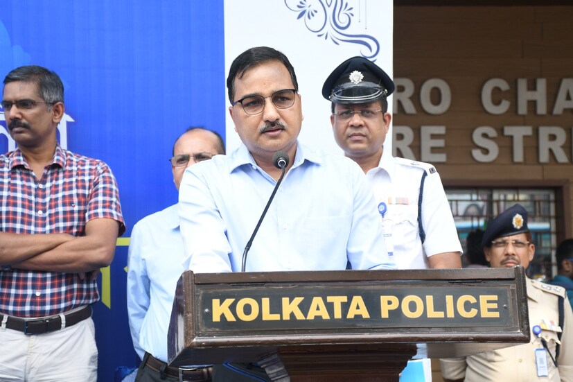  সেখানে স্কুল পড়ুয়া ও পথচলতি সাধারণ মানুষদের রাখি পরিয়ে উৎসব পালিত হয়েছে।  অনুষ্ঠানে অংশ নিয়ে সিপি বলেন, ‘গত কয়েক বছরে শহরের ক্রাইম রেট কমিয়ে আনা হয়েছে। আমরা শহরবাসীকে নিরাপত্তা দিতে বদ্ধপরিকর। তাই রাখি বেঁধে আমার প্রতিজ্ঞা করছি সারা বছর শহরবাসীকে সুরক্ষা দেওয়ার কাজ করবে কলকাতা পুলিশ।’