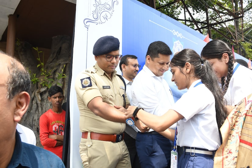  এদিন ধর্মতলায় মেট্রো চ্যানেলে কলকাতা পুলিশের উদ্যোগে রাখি বন্ধন উৎসবে উপস্থিত ছিলেন কলকাতা পুলিশ কমিশনার বিনীত গোয়েল। ছিলেন অন্যান্য আধিকারিকরা।