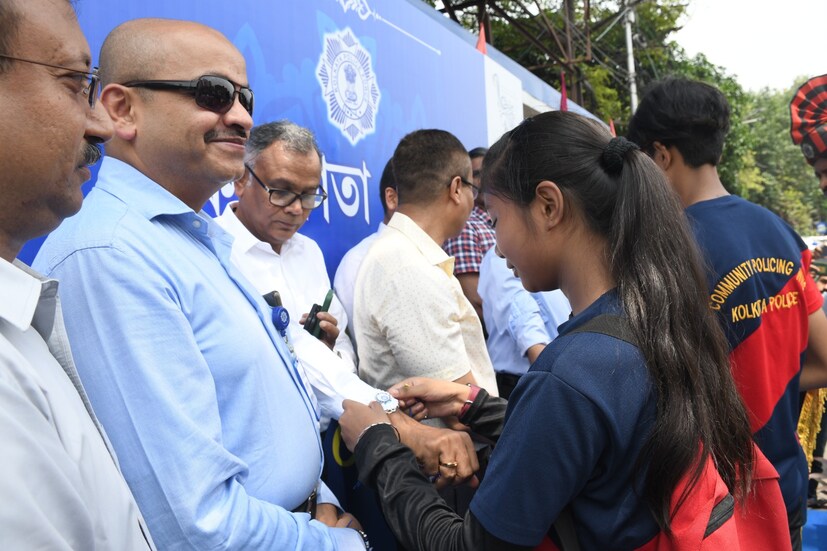 তাঁদের কথা যে  শহরবাসীর যে কোনও বিপদে কলকাতা পুলিশের সাহায্য চাইলে পুলিশ এগিয়ে আসে এবং ভবিষ‍্যতেও আসবে। ১০০ ডায়াল করলেই পুলিশকে সব জানানো যাবে।