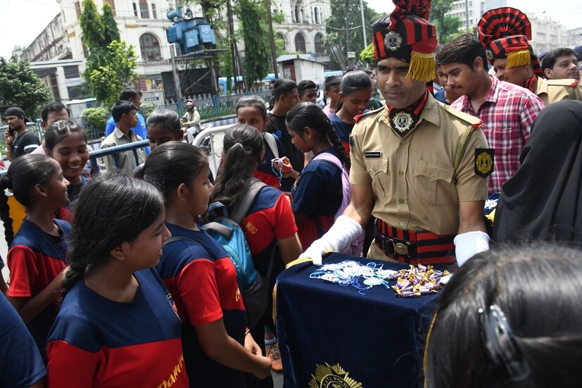 রাখি বন্ধনে রাখি পরিয়ে শহরবাসীকে সারা বছর সুরক্ষা দেওয়ার জন্য প্রতিজ্ঞাবদ্ধ হল কলকাতা পুলিশ। এবারও শহরের প্রতিটি থানা ও ট্রাফিক গার্ডের পক্ষ থেকে নিজেদের এলাকার সাধারণ মানুষের হাতে রাখি বেঁধে তাঁদের রক্ষা করার বার্তা দিল লালবাজার।