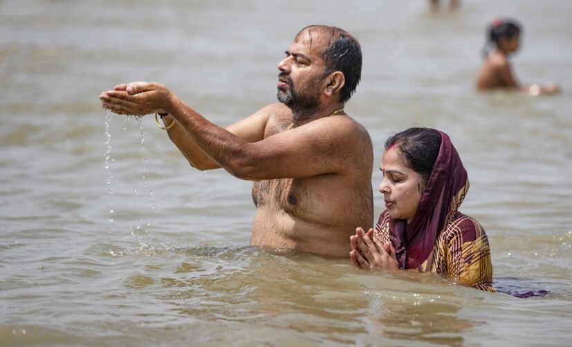 এই তিথিতে ভোরে ঘুম থেকে উঠে গঙ্গা, যমুনা, নর্মদার মতো পুণ্য নদীতে স্নান করেন পুণ্যার্থীরা।