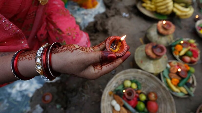 নারালি শব্দের অর্থ নারকেল৷ নারালি পূর্ণিমা উৎসর্গ করা হয় বরুণদেবের নামে৷ দেশের পশ্চিমপ্রান্তে কোঙ্কণ উপকূলে মৎস্যজীবীদের কাছে এই তিথি তথা পার্বণ খুবই গুরুত্বপূর্ণ৷
