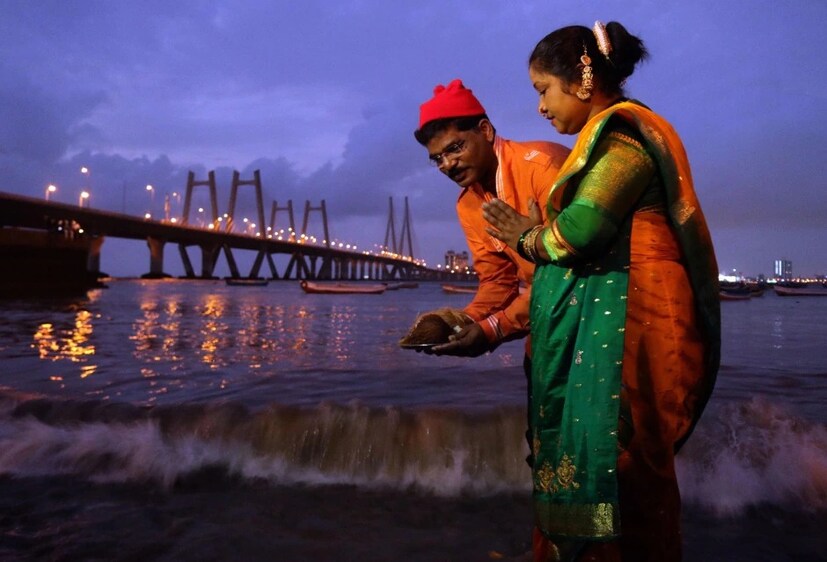 মৎস্যজীবীদের জীবনে বড় ভূমিকা পালন করে সমুদ্র৷ তাই এই তিথিতে তাঁরা উপাসনা ও বন্দনা করেন সমুদ্রদেবতা বরুণদেবের৷ যাতে তাঁদের জীবন সংগ্রাম বিপন্মুক্ত হয়৷