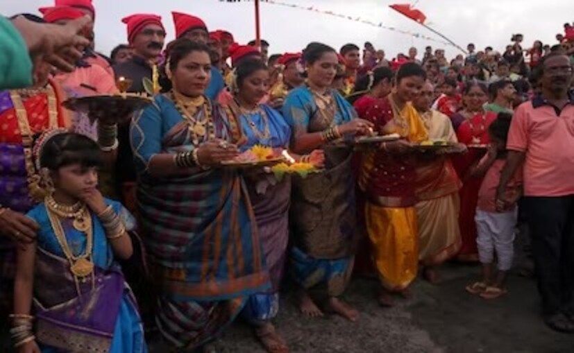 সমুদ্রদেবতাকে নারকেল উৎসর্গ করেন ভক্তরা৷ প্রচলিত বিশ্বাস, এই তিথি পালন করলে গভীর সমুদ্রে বাতাস অনুকূলে থাকে৷ স্রোত, বাতাস অনুকূলে থাকলে তবেই মৎস্যশিকারিদের সুবিধে হয় মাছ ধরার সময়৷