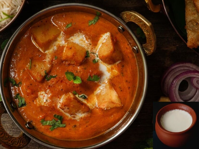 ২-৩ চামচ জলে মিশিয়ে নিন কর্নফ্লাওয়ার। এই মিশ্রণ ঝোলে মেশালে ঘনত্ব বাড়বে।