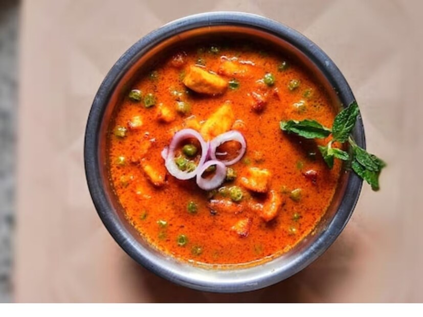 রান্নার প্রথম ধাপে তেলে পেঁয়াজ, আদা, রসুন ভাল করে কষিয়ে নিন। যত ক্ষণ না সোনালি আভা আসে, তত ক্ষণ কষাতে থাকুন। এর উপর ঝোলের স্বাদ নির্ভর করে অনেকটাই। সুন্দর হয় রংও।