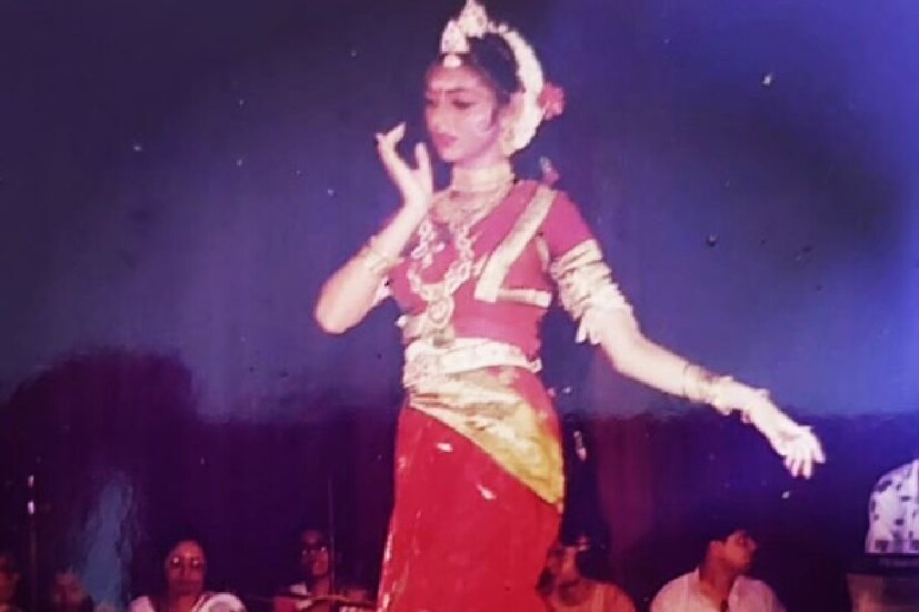 ১৯৯৯ সাল। মঞ্চে রবীন্দ্রনাথ ঠাকুরের ‘শ্যামা’ নৃত্যনাট্যে অভিনয় করার ছবি। স্থান দুর্গাবাড়ি। ছোট্ট মেয়েটি মনপ্রাণ দিয়ে অভিনয় করে চলেছে। নাচে মত্ত তার অঙ্গ।