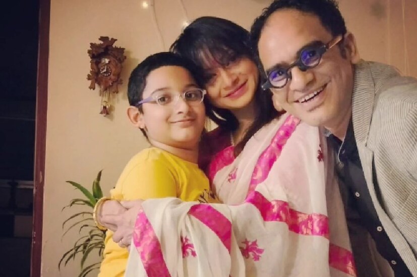 অপরাজিতা-ঋত্বিক টলিপাড়ার অন্যতম পাওয়ার কাপল। তাঁদের অভিনয় দক্ষতা, ধ্যান ধারণা, যাপনে মুগ্ধ দর্শকমহল। প্রচারবিমুখ থেকে কাজ দিয়ে মনজয় করেছেন সকলের।