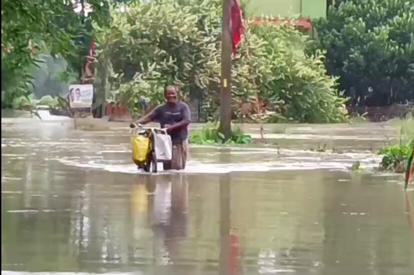 গতকালই বাঁকুড়া শহরের সঙ্গে প্রায় ৮ থেকে ১০টি গ্রামের সংযুক্তকারী ব্রিজ চলে গিয়েছে জলের তলায়। বিষ্ণুপুরে ধসে পড়েছে একটি ব্রীজ এবং ইন্দাসে একটি বড় অংশ বন্যার কবলে। (রিপোর্টার: নীলাঞ্জন বন্দ্যোপাধ্যায়)