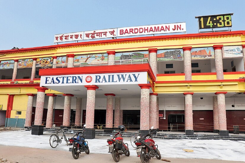 প্রযুক্তির উপর নির্ভর করে স্টেশনের ট্রেন আসা যাওয়ার বিষয়টি যাতে আরও বিজ্ঞানসম্মত ও আধুনিক হয় তার ব্যবস্থা করা হবে। রেলের ওভারব্রিজগুলিও আরও আধুনিক ও সুন্দর করে গড়ে তোলা হবে।