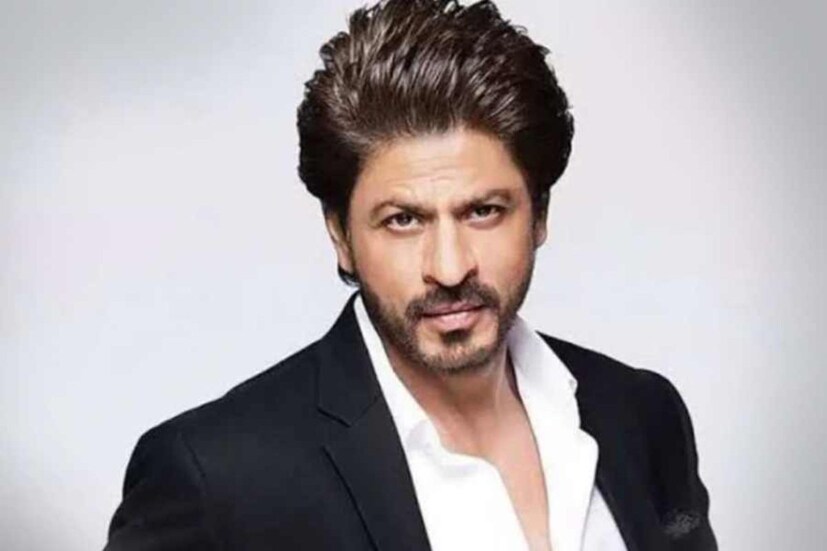 অমিতাভ ছেড়ে চলে যাওয়ার পরই ‘বিগ বস্’ সঞ্চালকের ভূমিকায় দেখা যায় সলমন খানকে। কিন্তু তিনি নির্মাতাদের প্রথম পছন্দ ছিলেন না। অমিতাভের পর শাহরুখ খানকে এই শো সঞ্চালনার প্রস্তাব দেওয়া হয়েছিল। কিন্তু তিনি রাজি না হওয়ায় আসেন সলমন। জানা যায় তখন শাহরুখ ‘রা ওয়ান’ ছবির শুটিংয়ে ব্যস্ত ছিলেন। সলমনের আসাতেই ঘটে যায় ম্যাজিক। একলাফে অনেকটা বেড়ে যায় শোয়ের টিআরপি।