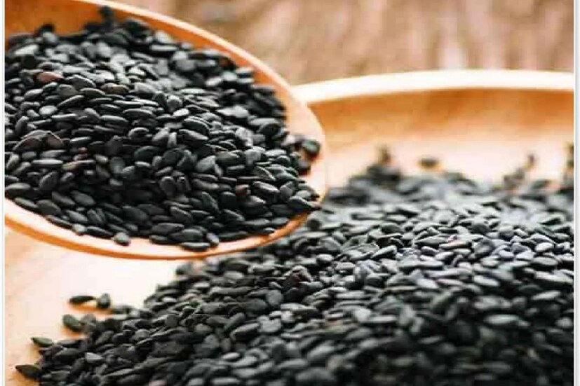 হেলথলাইন অনুযায়ী কালোজিরাতে অ্যান্টি-ফাঙ্গাল, অ্যান্টি-ইনফ্লেমেটরি, অ্যান্টিব্যাকটেরিয়াল এবং অ্যান্টিঅক্সিডেন্ট বৈশিষ্ট্য থাকে। যা চুলের জন্য অত্যন্ত উপকারী।