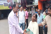 রাখি বন্ধনে চমক চুঁচুড়ার রাস্তায়, কে কাকে রাখি পরাচ্ছে দেখুন