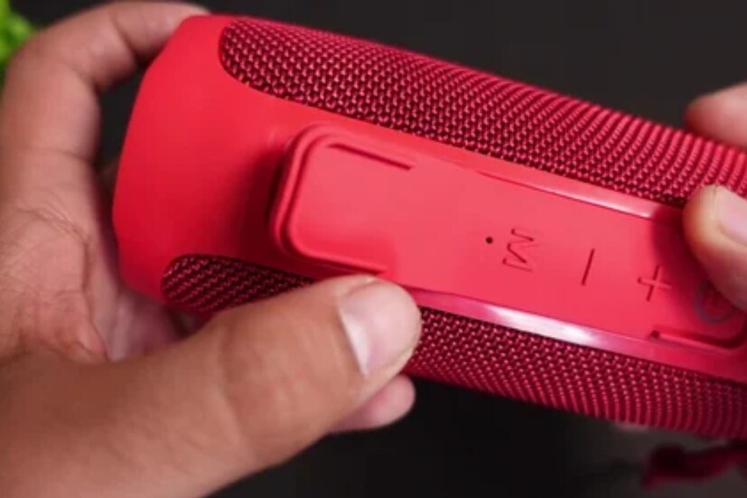 boAt Stone 620 Bluetooth Speaker - এই ব্লুটুথ স্পিকারের দাম ১৭৯৯ টাকা। এটি ১২W RMS স্টেরিও সাউন্ড অফার করে। এটি একক চার্জে একটানা ১০ ঘন্টা পর্যন্ত চলতে পারে এবং IPX4 সার্টিফিকেশন যুক্ত।