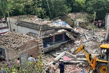বারাসতের বাজি কারখানায় ভয়াবহ বিস্ফোরণ, হুড়মুড়িয়ে ভাঙল বাড়ি! দেখুন ভিডিও