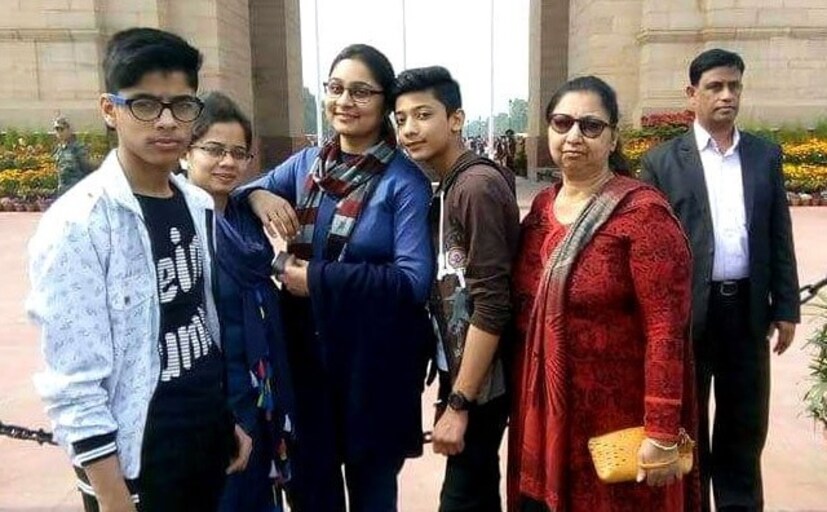 ২০১৮ সালের ১ জুলাইয়ের ঘটনা। পুলিশের কাছে একটা ফোন আসে। এর পর পুলিশ দিল্লির বুরারি এলাকার ঘটনাস্থলে পৌঁছয়। দেখা যায় যে, সেখানকার চন্দাওয়াত পরিবারের তিন প্রজন্ম মিলিয়ে মোট ১১ জন সদস্যের অস্বাভাবিক মৃত্যু হয়েছে। ঘটনাস্থলের সেই দৃশ্যের বর্ণনা শুনে শিউরে উঠেছিলেন গোটা দেশবাসী। যে পুলিশ অফিসার প্রথম ঘটনাস্থলে পৌঁছন, তিনি যা যা দেখেছেন, সমস্তটা বর্ণনা দিয়েছেন সংবাদমাধ্যমের সামনে। জানা গিয়েছিল, পরিবারের বেশ কয়েক জন সদস্যের দেহ সিলিংয়ের একটি গ্রিল থেকে ঝুলছিল। তাঁদের হাত পিছমোড়া করে বাঁধা ছিল। ঠোঁটে লাগানো ডাক্ট-টেপ আর মুখ ছিল ঢাকা।