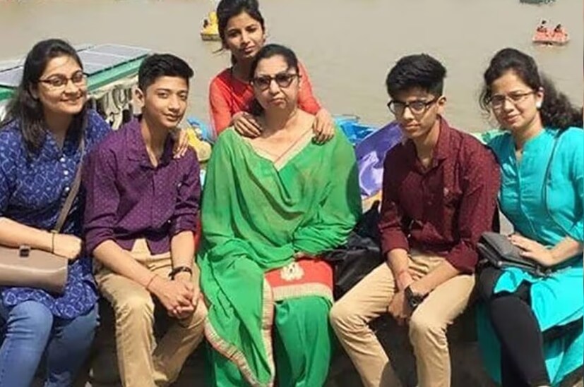 এমনকী অটোপ্সি রিপোর্টে এ-ও জানা গিয়েছিল যে, পরিবারের কিছু সদস্য আত্মহত্যা করতে চাননি। তবে বেঁচে গিয়েছেন নারায়ণী দেবীর এক পুত্র দীনেশ সিং চন্দাওয়াত। পুলিশি তদন্তে তিনি একেবারেই সন্তুষ্ট নন। কারণ এখনও দীনেশ দাবি করছেন যে, তাঁর পরিবার অলৌকিক জিনিসে বিশ্বাস করত না।