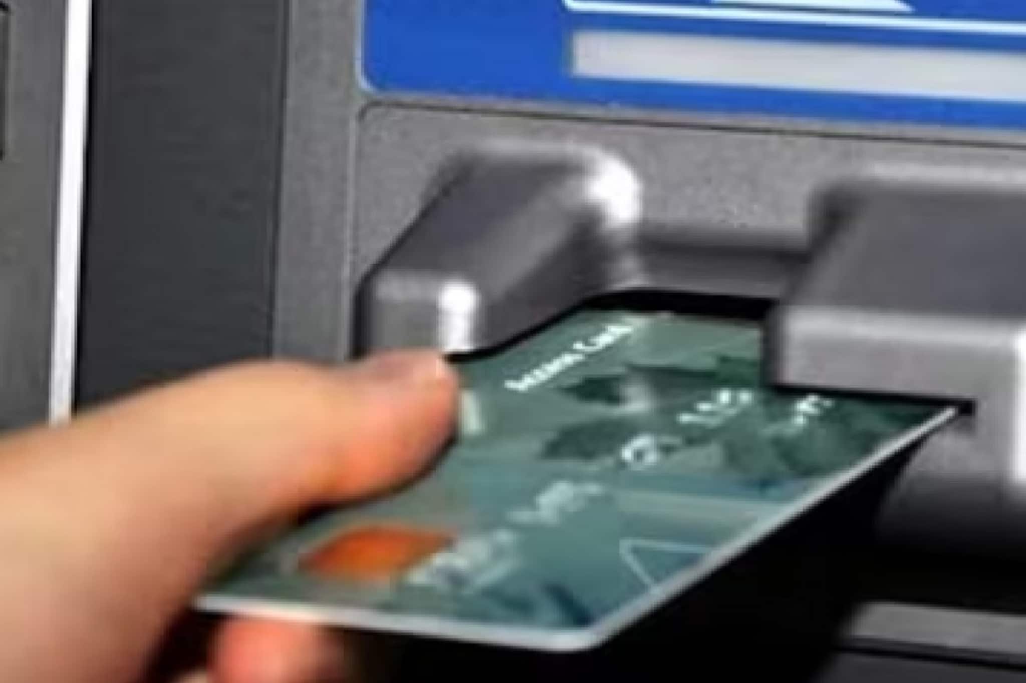 এটিএমে সাবধান! ১-২ জন দাঁড়িয়ে থাকবে আপনার পিছনে, ফাঁকা হয়ে যাবে অ্যাকাউন্ট!