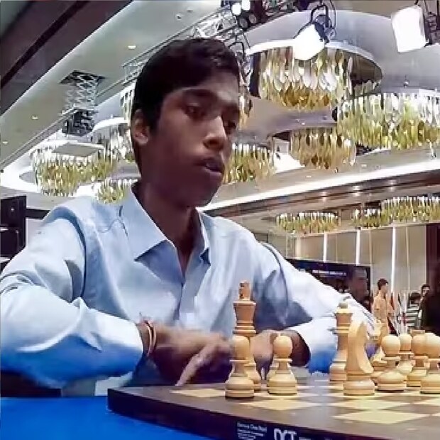 আজারবাইজানের রাজধানী বাকুতে কয়েকদিন আগেই শেষ হয়েছে ফিডে আয়োজিত দাবা বিশ্বকাপের আসর। ফাইনালে উঠেছিলেন রমেশবাবু প্রজ্ঞানন্দ। ফাইনালে নরওয়ের কিংবদন্তি ম্যাগনাস কার্লসেনের বিরুদ্ধে হাড্ডাহাড্ডি লড়াইয়ের পরও খেতাব জিততে পারেননি ভারতীয় তারকা। তবে গোটা দেশের মন জয় করেছিলেন।