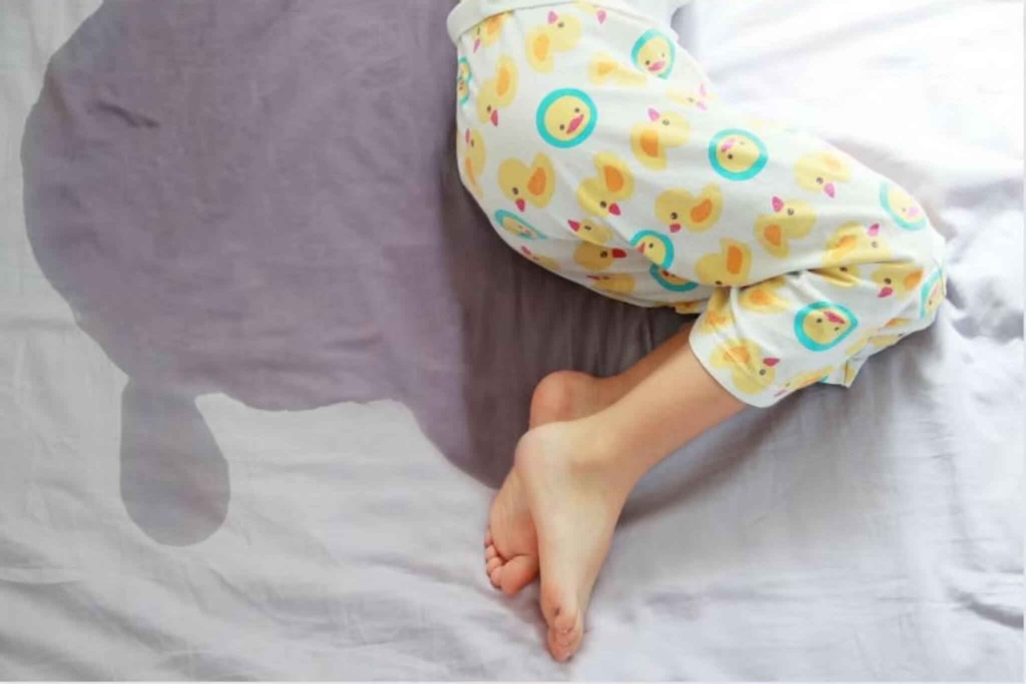 Children Bedwetting : রাতে বিছানা ভিজিয়ে ফেলে সন্তান! লোকলজ্জা নয়, সমস্যার সমাধান করুন বিশেষজ্ঞের পরামর্শে