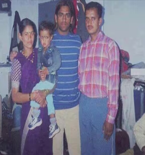 জয়ন্তীকে কখনও মাঠেও ধোনির খেলা দেখতে দেখা যায়নি। তিনি একেবারেই প্রচারের আড়ালে থাকেন। তবে ধোনির সঙ্গে তাঁর সম্পর্ক বেশ ভাল।