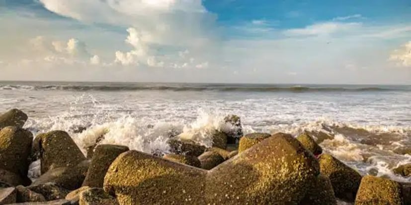 জানা যায়, গভর্ণর ওয়ারেন হেস্টিংসের চোখে পড়ে যায় সমুদ্র সৈকত সংলগ্ন এই এলাকা। দিঘার মনোরম আবহাওয়া আকৃষ্ট করে তাঁকে। তিনি প্রথমে এই এলাকার নাম দেন ‘ব্রাইটন অফ ক্যালকাটা’।