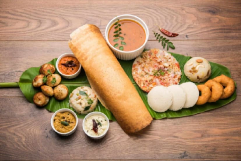 ১০ নম্বর- দোসা: ঐতিহ্যবাহী দক্ষিণ ভারতীয় খাবার। আলুর তরকারির পুর দিয়ে, চাটনি এবং সম্বার সহযোগে গরম গরম পরিবেশন করা হয়।