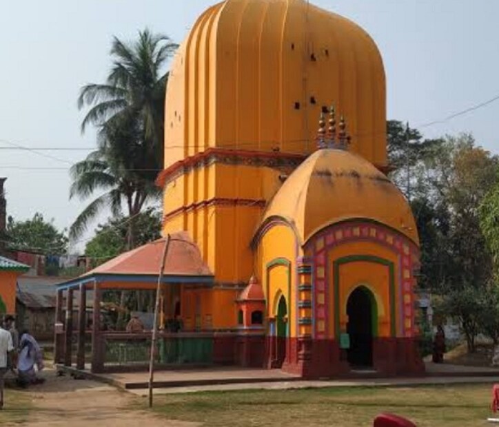 এরপর একদিন গভীর রাতে শিমুল গাছের পাশেই যেখানে বাবাকে আগে দেখতে পাওয়া গিয়েছিল, সেই একই জায়গাযতেই একটি স্ফুলিঙ্গকে দেখেছিলেন সড়ক নারায়ণ। তিনি বেশি দেড়ি না করে সেই জায়গায় ধ্যানে বসেছিলেন। (Reported By: Suvojit Ghosh)