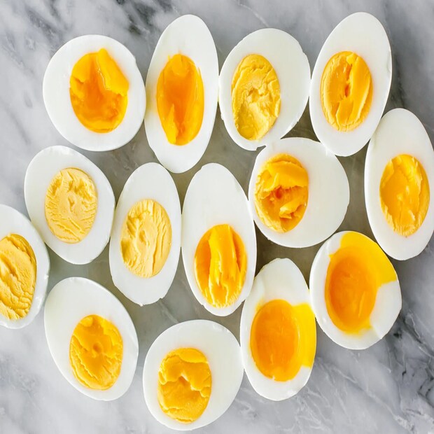 Egg Interesting Facts:  একটি বাটি বা প্লেটে ডিম ফাটিয়ে নিন। অদ্ভূত বিজাতীয় একটা গন্ধ থাকলে বুঝবেন ডিমটি খারাপ হয়ে গিয়েছে।