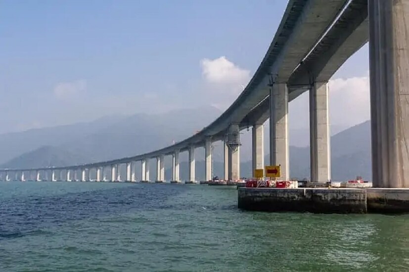 অপরদিকে, একটি ওভারব্রিজ মূলত একটি সেতু যা দুটি রাস্তাকে জুড়ে দেওয়ার জন্য ব্যবহার করা হয়। রেল স্টেশনের দুটি প্ল্যাটফর্মকে জুড়তে সাহায্য করে এই ওভারব্রিজ। এতে যে কোনও ট্রেন যেমন নির্বিঘ্নে স্টেশন পার করতে পারে, তেমনই যাত্রীরাও নিরাপদে অন্য প্ল্যাটফর্মে পৌঁছে যেতে পারেন। 