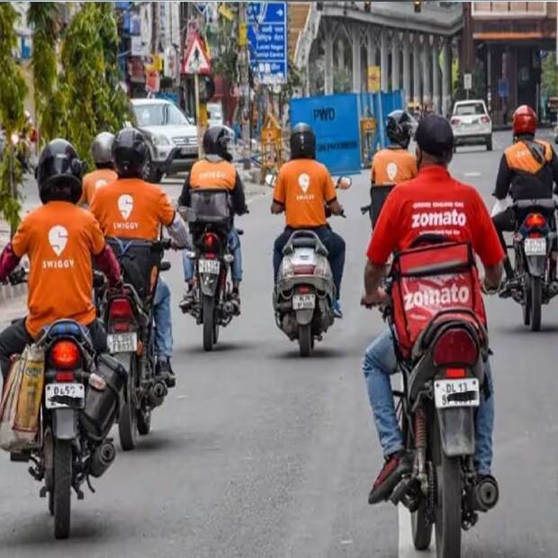 লোকের বাড়ি খাবার পৌঁছে দেন তাঁরা। তবে তাঁদের নিজেদের বাড়িতে খাবারের অভাব লেগেই থাকে। কারণ মূল্যবৃদ্ধি ও পেট্রোলের দামের জন্য তাঁদের রুজি-রোজগারে টান পড়ছে।